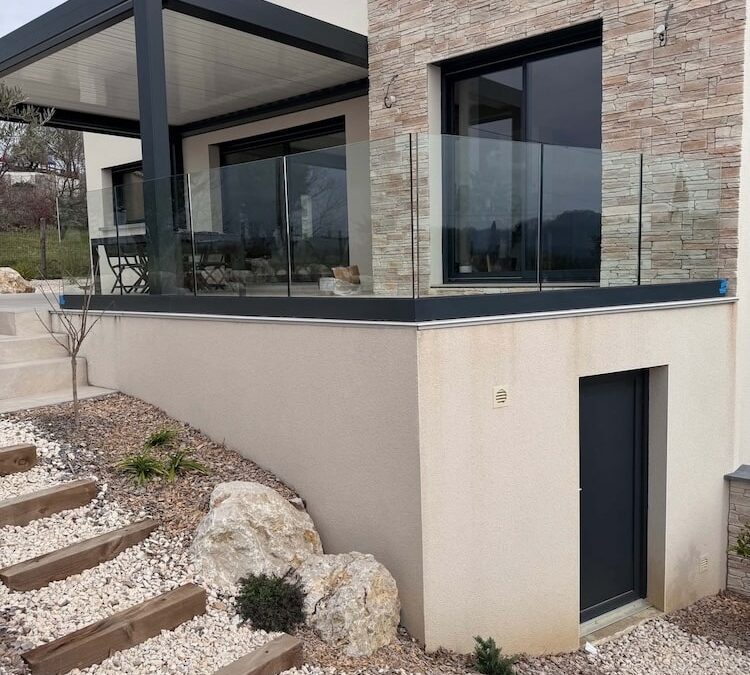 Garde-corps verre terrasse : quel système de fixation ?