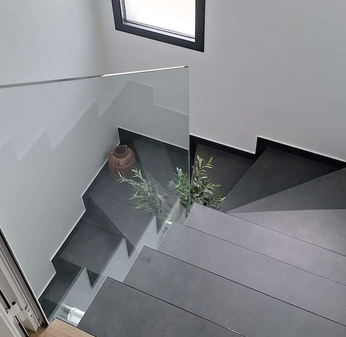 Marches d&rsquo;escalier en verre : sécurité, normes et pose