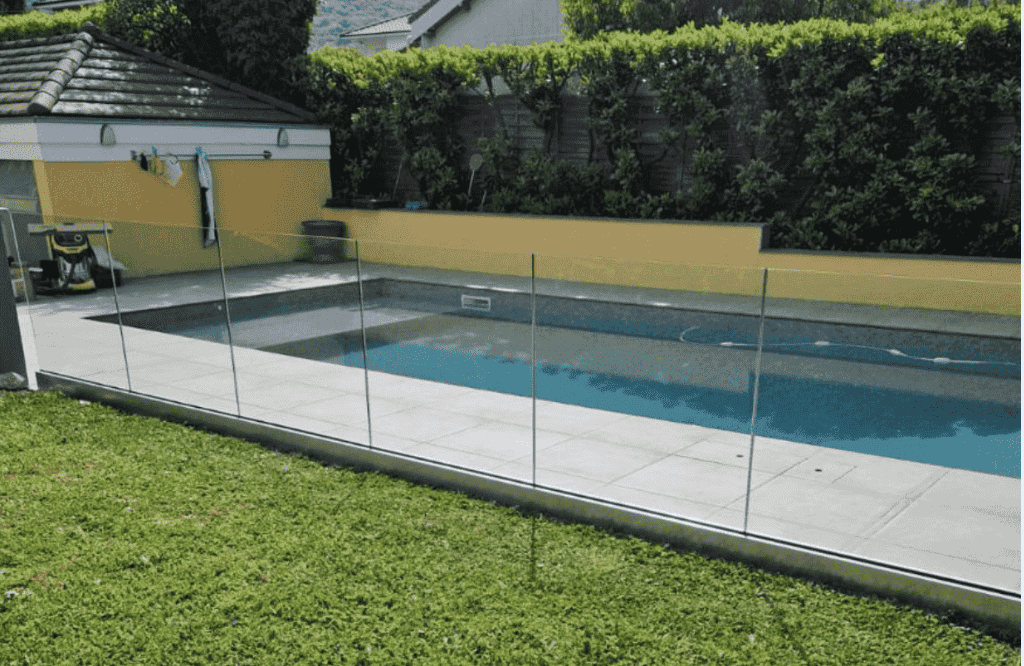 Pourquoi opter pour une barrière de piscine en verre ?
