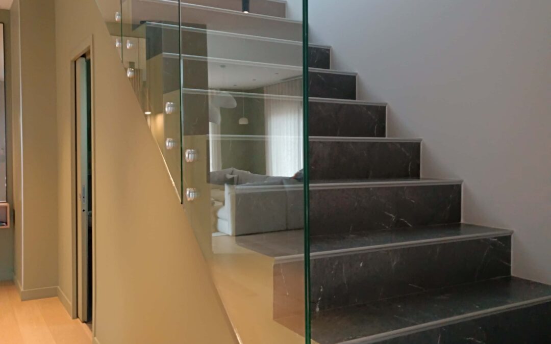 Garde-corps verre pour escalier intérieur ou extérieur : guide complet