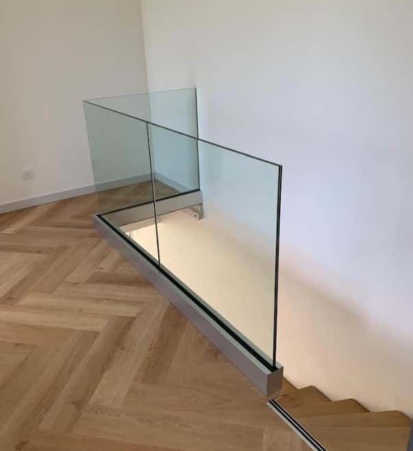 rambarde en verre fixation rail