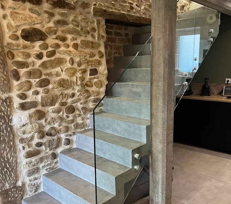 Rampe en verre ou garde-corps vitré : optez pour la simplicité d’installation